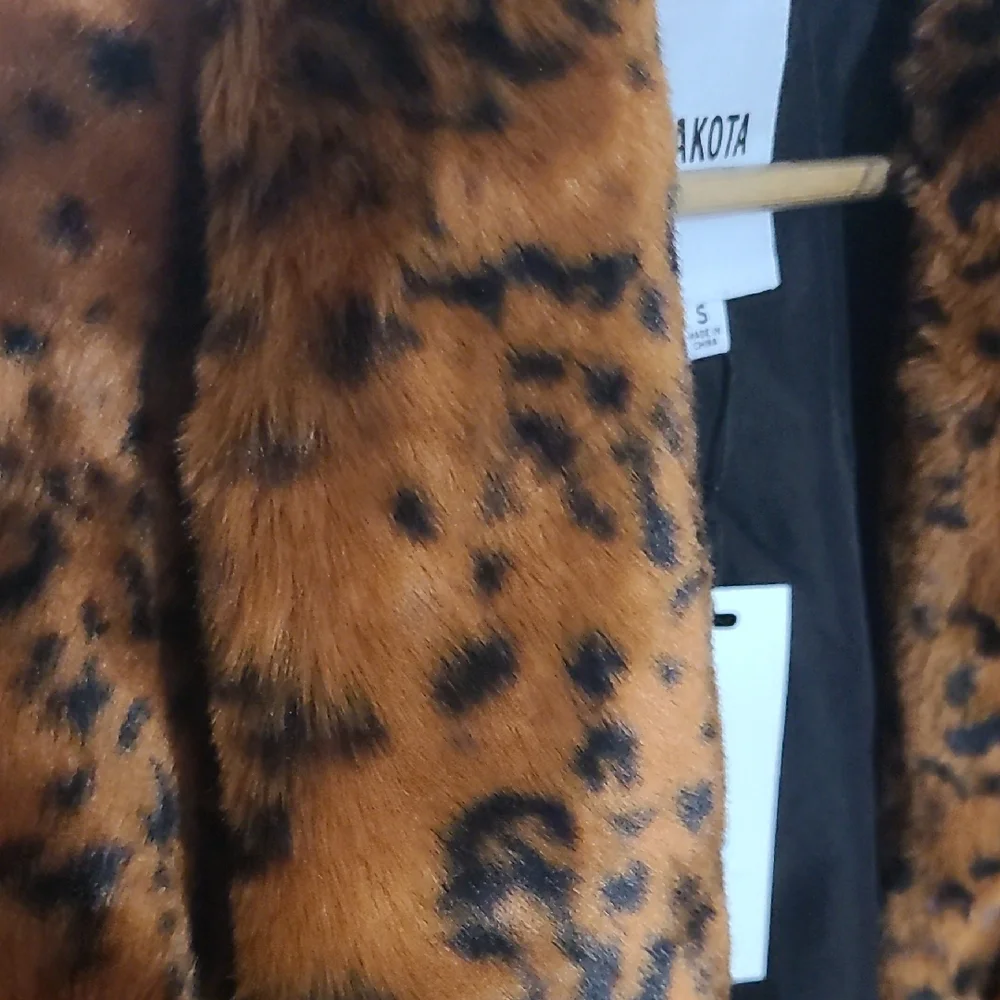 BB Dakota NWT Leopard Faux Fur Jacket Women’s Small Cropped Statement Coat - Picture 8 of 9